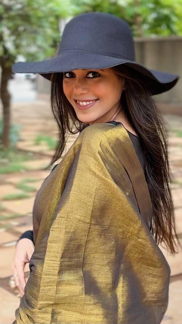 RangDhaaga Metallic golden with black border Raga Tissue Saree